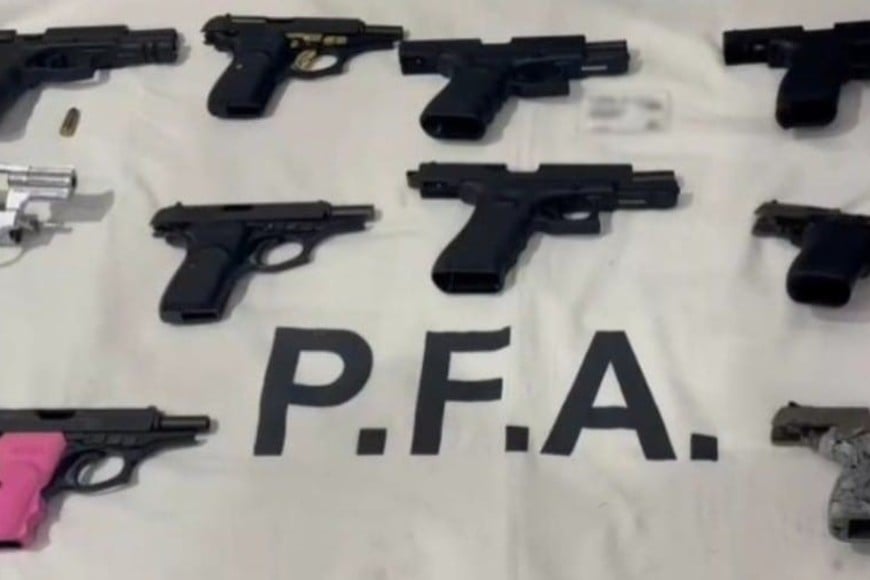 La PFA, en conjunto con la ANMaC, contretaron la detención de 8 personas y el secuestró 122 armas ilegales, en 32 allanamientos realizados en Rosario, Roldán y Villa Gobernador Gálvez. Foto: PFA