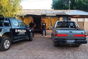 Durante el operativo se incautaron una camioneta, teléfonos celulares, siete plantas de marihuana, un invernadero con sistema de riego y otros elementos relevantes para la investigación.