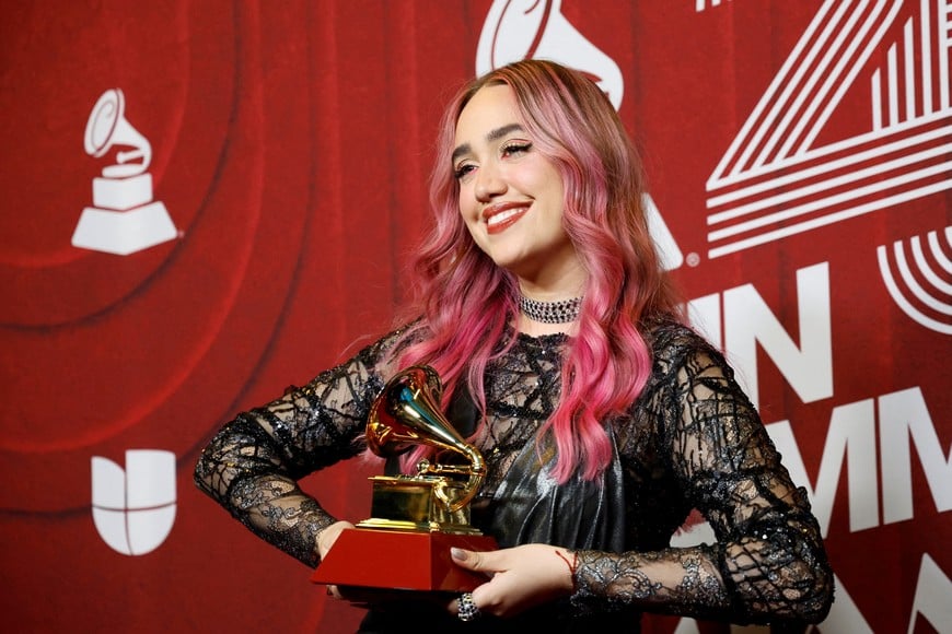 Ela Taubert poses with the Best New Artist award at the 25th Annual Latin Grammy Awards in Miami, Florida, U.S., November 14, 2024. REUTERS/Marco Bello     TPX IMAGES OF THE DAY