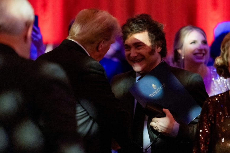 U.S. President-elect Donald Trump shakes hands with Argentine President Javier Milei at the America First Policy Institute (AFPI) gala at Mar-A-Lago in Palm Beach, Florida, U.S., November 14, 2024. REUTERS/Carlos Barria     TPX IMAGES OF THE DAY