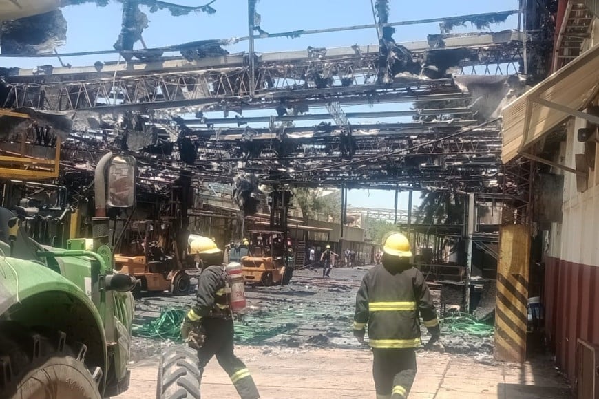 Dotaciones de bomberos controlaron el foco ígneo en Arlei. No hubo heridos, pero se teme por el potencial daño ambiental.