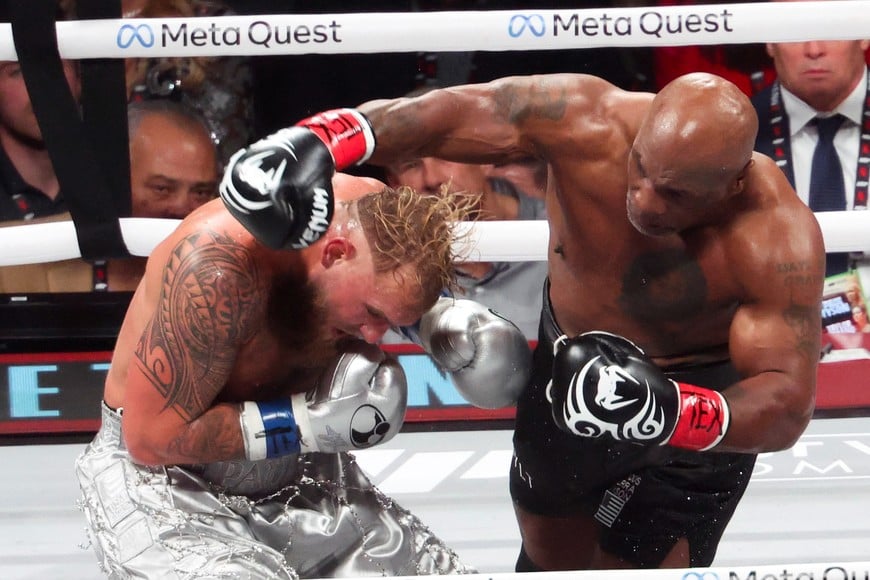 Nov 15, 2024; Arlington, Texas, UNITED STATES;  Mike Tyson (black gloves) fights Jake Paul (silver gloves) at AT&T Stadium. Mandatory Credit: Kevin Jairaj-Imagn Images