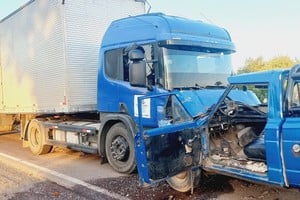 Un camión y una camioneta chocaron de frente sobre la Ruta 11. Foto: Gentileza.