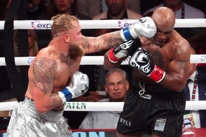 Nov 15, 2024; Arlington, Texas, UNITED STATES;  Mike Tyson (black gloves) fights Jake Paul (silver gloves) at AT&T Stadium. Mandatory Credit: Kevin Jairaj-Imagn Images