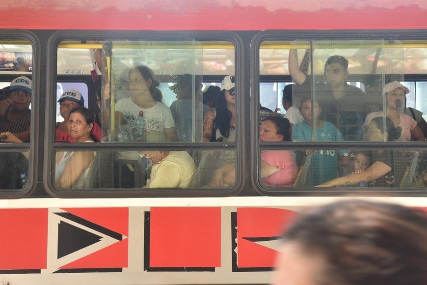 Así se viaja hoy durante el día en muchas unidades de colectivos de la ciudad. La foto  lo dice todo.