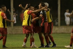 El Sabalero venció a El Tiburón por 2-0 en el estadio Mauricio Martínez de Independiente de Santo Tomé. Foto: Manuel Fabatía | El Litoral