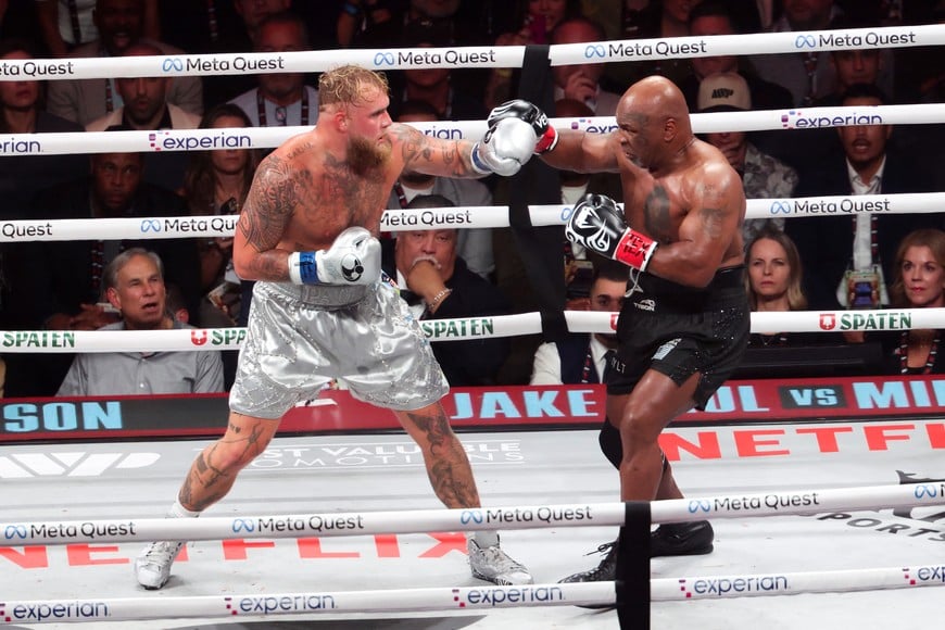 Nov 15, 2024; Arlington, Texas, UNITED STATES;  Mike Tyson (black gloves) fights Jake Paul (silver gloves) at AT&T Stadium. Mandatory Credit: Kevin Jairaj-Imagn Images