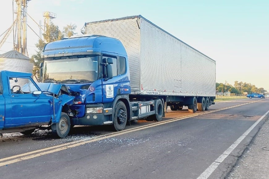 Un camión y una camioneta chocaron de frente sobre la Ruta 11. Foto: Gentileza.