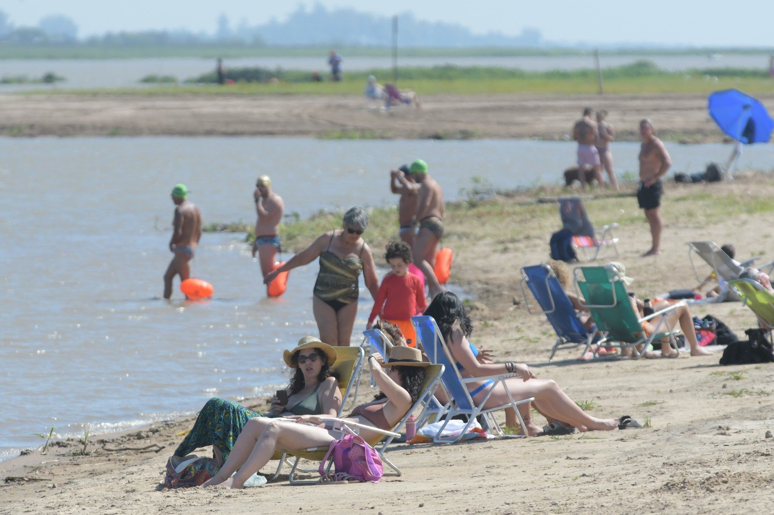  Comenzó la temporada. Solo una playa fue habilitada como balneario, mientras que las otras son únicamente soláriums. También hay natatorios públicos. Los espacios estarán abiertos al público todos los días, desde las 10 hasta las 20 horas, hasta el 15 de marzo. Un total de 75 guarda- vidas están a cargo del cuidado, desde las 9 hasta el cierre. 