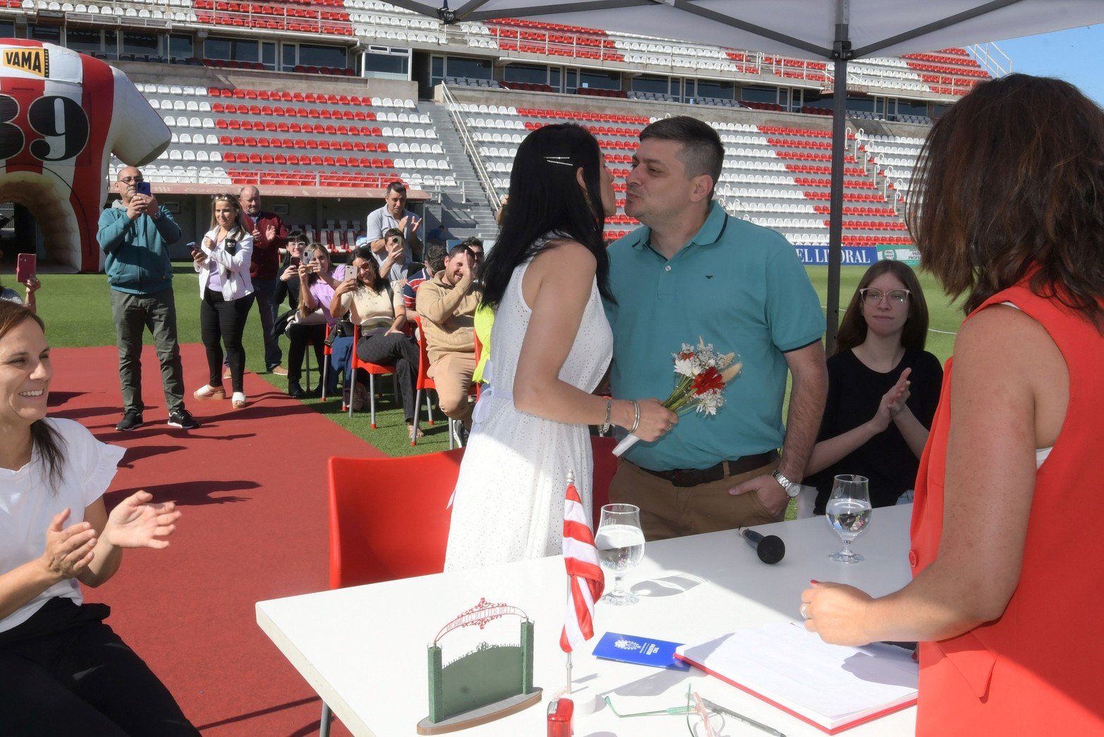 Se casaron en la cancha del Tate
Laura y Elián hicieron historia: debutaron en Unión como mujer y marido
Se transformaron en el primer matrimonio que dio el “sí” en el estadio “15 de Abril”. Luego se celebraron dos enlaces más. Es una iniciativa del Gobierno provincial, que este miércoles se repite en Colón.
