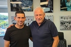 En la oficina de Nery Pumpido en la Conmebol, el campeón del mundo posa junto a otro santafesino, Gustavo Rossi, que es el flamante gerente técnico de arbitraje en el máximo ente del fútbol sudamericano. Dos santafesinos ocupando sitiales de privilegio.