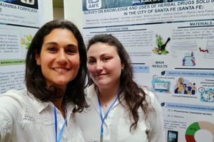 Carolina Masin, docente e investigadora de la carrera de Farmacia UCSF, junto a Candela Usuriaga, alumna becaria del proyecto de investigación, en el congreso de AAFE. Gentileza