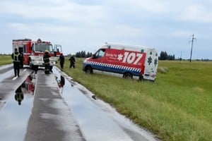 Policías de Tacuarendí prestaron auxilio al chofer de la ambulancia de Villa Guillermina que derrapó y se despistó hacia la banquina.