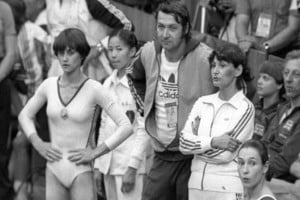 Bale Karolyi junto a Nadia Comaneci en los Juegos Olímpicos de Montreal (Canadá) en 1976. Archivo