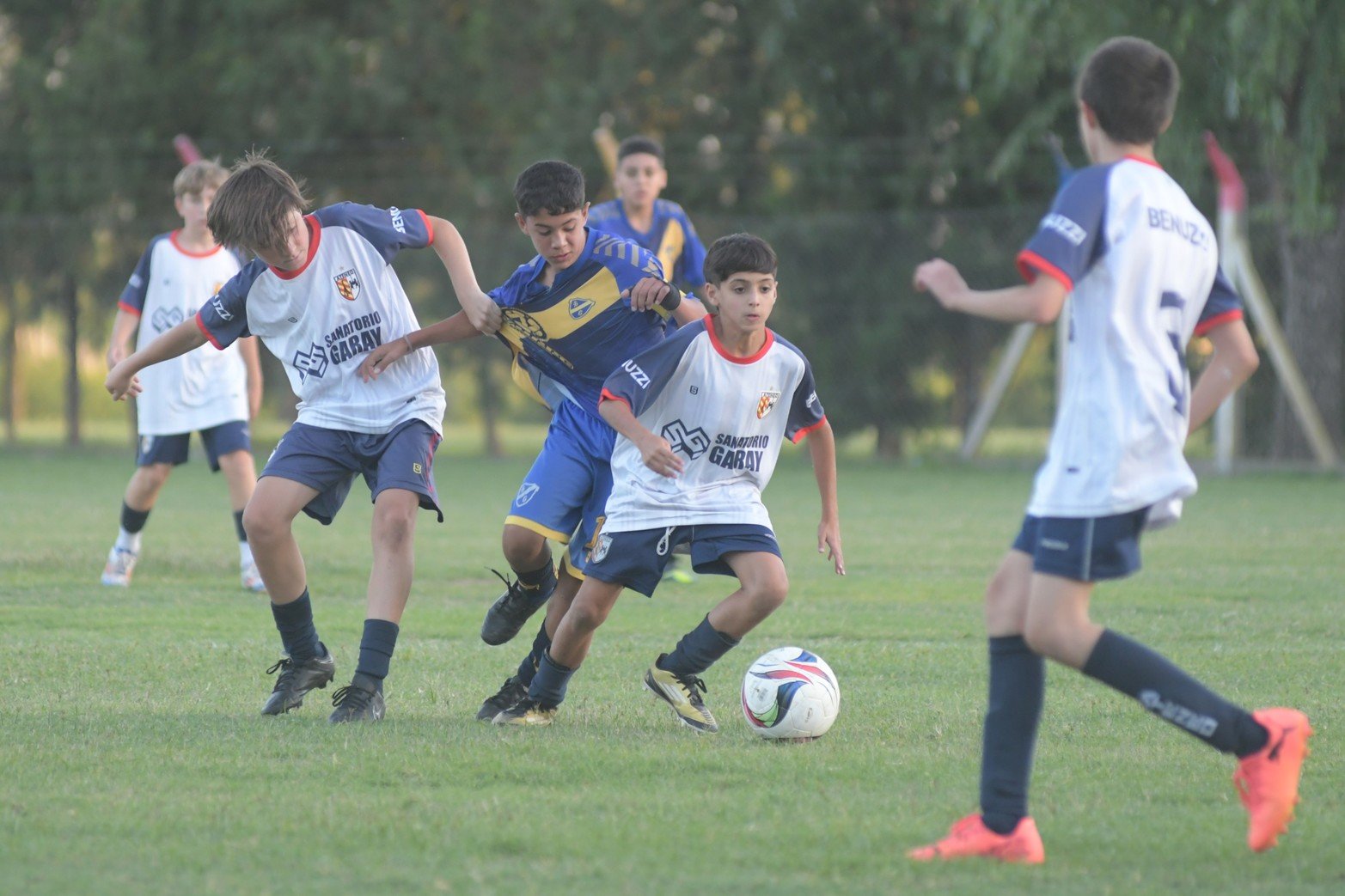  Comenzó el Torneo Pro- yección 2030. En la segunda fecha se destacó en el barrio de Guadalupe, en Colonia San José y
a orillas de la Autopista. En la foto, Inmaculada y Sportivo Guadalupe. MANUEL FABATÍA