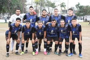 Academia Cabrera. El equipo de Santo Tomé va por la gloria y para eso deberá vencer a Banco, otro de los que busca, una vez más, el acenso a Primera División. Crédito: Luis Cetraro