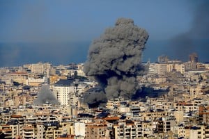 (241117) -- BEIRUT, 17 noviembre, 2024 (Xinhua) -- Imagen del 16 de noviembre de 2024 del humo provocado por ataques aéreos israelíes, en el suburbio sur de Beirut, Líbano. Aviones de guerra israelíes reanudaron el sábado por la mañana sus incursiones en los suburbios del sur de Beirut, poco después de que el Ejército israelí emitiera otra advertencia de evacuación, según informes de medios libaneses. (Xinhua/Str) (oa) (vf)