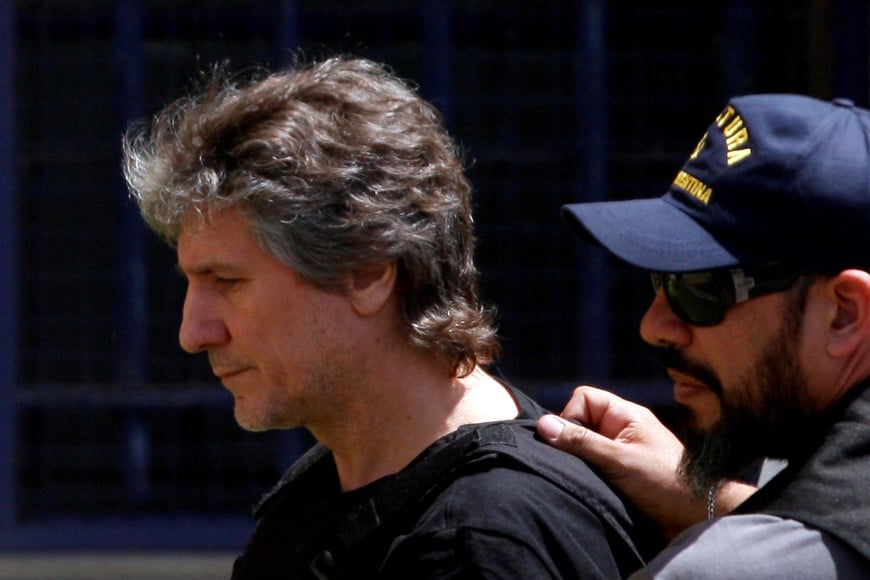 Former Argentine Vice President Amado Boudou is escorted by a member of Argentina's Coastguards as he arrives to a Federal Justice building in Buenos Aires, Argentina November 3, 2017. REUTERS/Martin Acosta buenos aires Amado Boudou detencion del exvicepresidente argentino detenido acusado corrupcion asociacion ilicita y lavado de dinero traslado del exfuncionario detenido