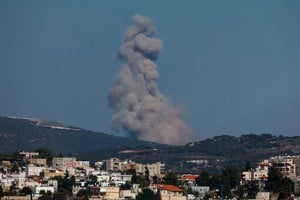 Humo tras un ataque de Israel en medio de incidentes en la frontera del lado del Líbano. Crédito: Gonzalo Fuentes/Reuters