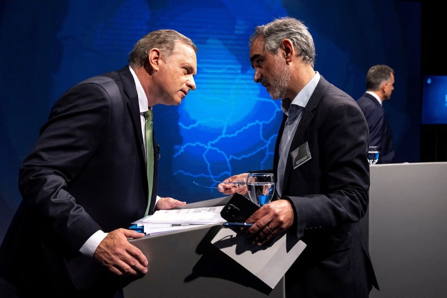 National Party's presidential candidate Alvaro Delgado speaks to an advisor as he attends a televised debate with the Frente Amplio's presidential candidate Yamandu Osri (not pictured) ahead of the presidential election run-off, in Montevideo, Uruguay, November 17, 2024. Rodrigo Viera Amaral/Uruguayan Press Association APU/Handout via REUTERS THIS IMAGE HAS BEEN SUPPLIED BY A THIRD PARTY. EDITORIAL USE ONLY. NO RESALES. NO ARCHIVES.      TPX IMAGES OF THE DAY