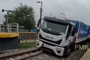 Al llegar al paso a nivel Costa Rica de la estación Libertad, el vehículo se detuvo y quedó atascado.