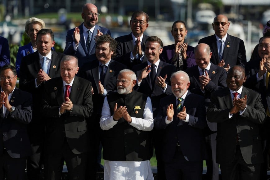 Bolivian President Luis Arce, Portugal's Prime Minister Luis Montenegro, Turkish President Tayyip Erdogan, European Commission President Ursula von der Leyen, European Council President Charles Michel, Argentina's President Javier Milei, India's Prime Minister Narendra Modi, Japan's Prime Minister Shigeru Ishiba, French President Emmanuel Macron, German Chancellor Olaf Scholz, Mexico's President Claudia Sheinbaum, South Africa's President Cyril Ramaphosa, South Korea's President Yoon Suk Yeol and Brazil's President Luiz Inacio Lula da Silva applaud as they pose for a group photo at the G20 summit, in Rio de Janeiro, Brazil, November 18, 2024. REUTERS/Ricardo Moraes