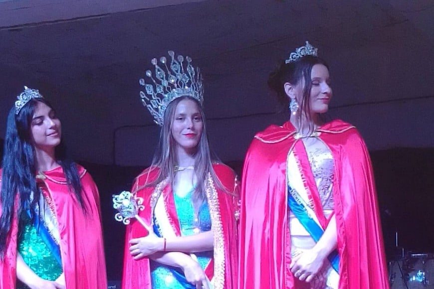 El tridente de majestades que pasó a la historia por ser las primeras de la fiesta. Fiama Rodríguez, escoltada por sus representantes Diana Córdoba y Agustina Masino. Crédito: Adela Cruzado.