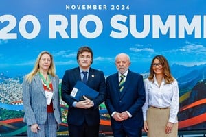 Brazil's President Luiz Inacio Lula da Silva greets Argentina's President Javier Milei at the G20 summit, in Rio de Janeiro, Brazil, November 18, 2024. Brazilian Presidency/Handout via REUTERS THIS IMAGE HAS BEEN SUPPLIED BY A THIRD PARTY. NO RESALES. NO ARCHIVES.