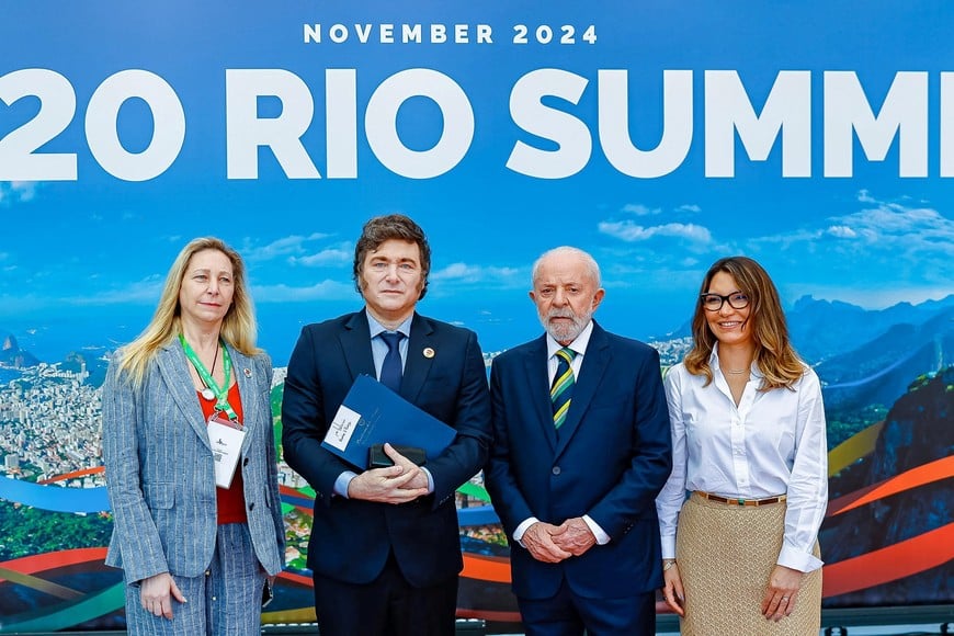 Brazil's President Luiz Inacio Lula da Silva greets Argentina's President Javier Milei at the G20 summit, in Rio de Janeiro, Brazil, November 18, 2024. Brazilian Presidency/Handout via REUTERS THIS IMAGE HAS BEEN SUPPLIED BY A THIRD PARTY. NO RESALES. NO ARCHIVES.