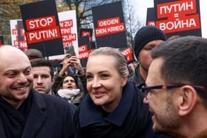 Vladimir Kará-Murzá, Yulia Navalnaya e Ilia Yashin, fotografiados durante la manifestación berlinesa. Lisi Niesner/Reuters/DW 