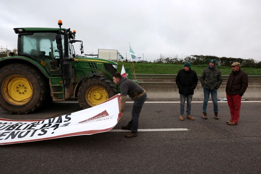 French farmers block the N118 road with their tractors, to protest against the prospect of a trade agreement between the European Union (EU) and the Latin American countries united within Mercosur, in Velizy-Villacoublay, near Paris, France, November 18, 2024. REUTERS/Kevin Coombs