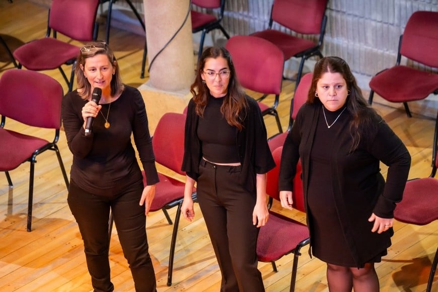 Encuentro de Cellos Suzuki Santa Fe: Hacedoras: la fundadora Gabriela Peirano junto a Patricia Hein (quien coorganiza desde la tercera edición) y Julia Avveduto, el año pasado, en Auditorio ATE.