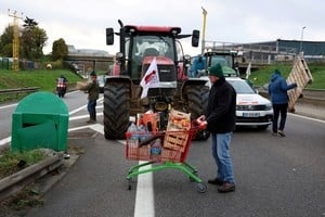 El lunes, agricultores franceses enojados utilizaron tractores para bloquear carreteras y erigieron cruces de madera durante las protestas en todo el país, instando a Macron y al gobierno a hacer más.

CREDITO: REUTERS/Kevin Coombs