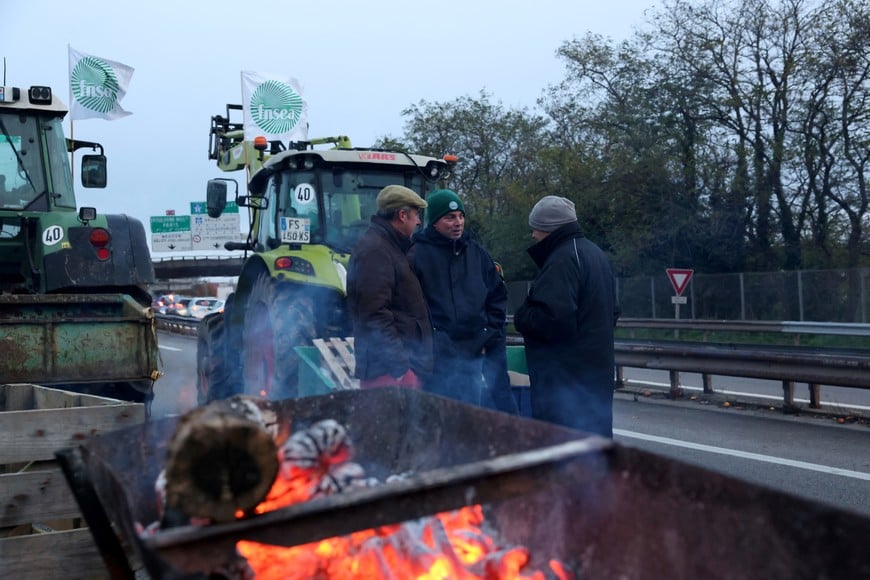 French farmers block the N118 road with their tractors, to protest against the prospect of a trade agreement between the European Union (EU) and the Latin American countries united within Mercosur, in Velizy-Villacoublay, near Paris, France, November 18, 2024. REUTERS/Kevin Coombs