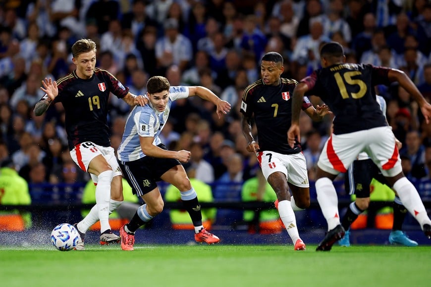 Soccer Football - World Cup - South American Qualifiers - Argentina v Peru - Estadio Mas Monumental, Buenos Aires, Argentina - November 19, 2024
Argentina's Julian Alvarez in action with Peru's Oliver Sonne REUTERS/Agustin Marcarian