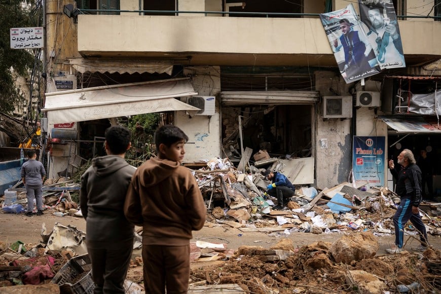 A man clears the debris of a damaged building in the aftermath of an Israeli strike, amid the ongoing hostilities between Hezbollah and Israeli forces, in Zuqaq al-Blat area in Beirut, Lebanon November 19, 2024. REUTERS/Adnan Abidi     TPX IMAGES OF THE DAY