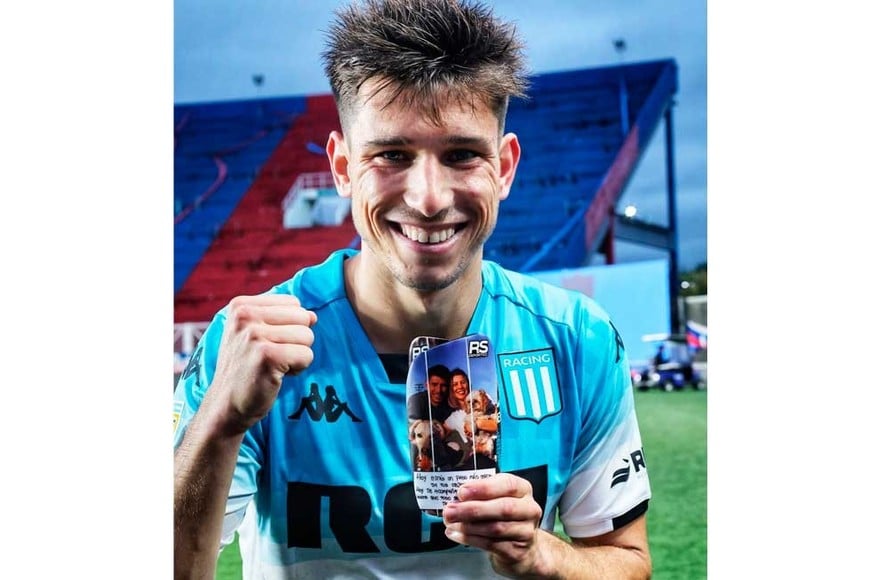 La foto que compartió Racing, el jugador y su pareja atraviesan un duro momento con su mascota.