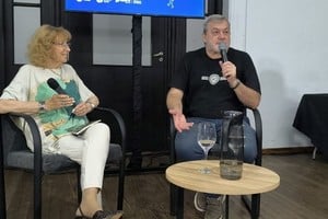 María Beatriz Bolsi junto a Néstor Fenoglio, de El Litoral, en la Estación Belgrano, durante la Feria del Libro de Santa Fe. Crédito: Gentileza.