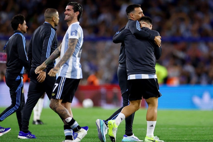 Soccer Football - World Cup - South American Qualifiers - Argentina v Peru - Estadio Mas Monumental, Buenos Aires, Argentina - November 19, 2024
Argentina coach Lionel Scaloni celebrates with Lautaro Martinez after the match REUTERS/Agustin Marcarian