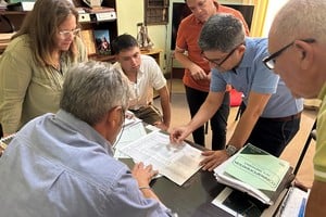 Reunión técnica en la Municipalidad de Coronda para afinar detalles sobre los trabajos a realizar, con personal del Ministerio de Obras provincial. Crédito: Municipalidad de Coronda.