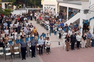 La Intendente previamente había visitado la Expo Técnica organizada por la escuela, donde los estudiantes presentaron una serie de proyectos y trabajos realizados en las áreas de turismo y electromecánica.