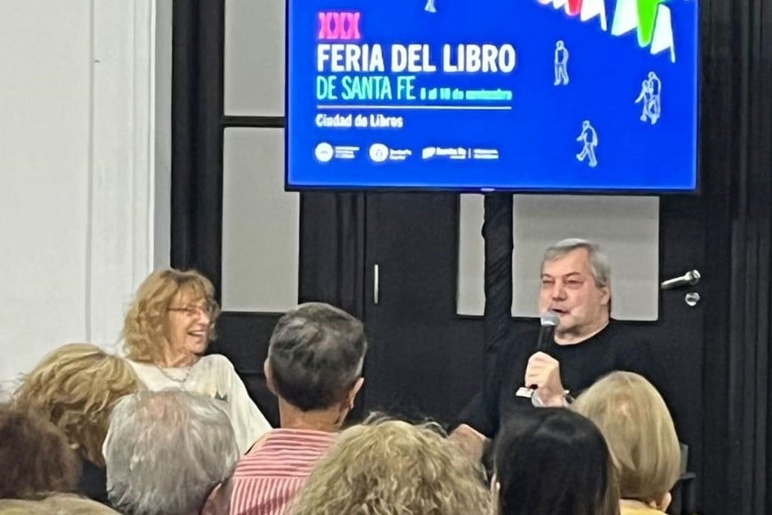 La exposición de Bolsi y su reciente trabajo en el marco de la edición año 2024 de la Feria del Libro de Santa Fe. Crédito: Gentileza.