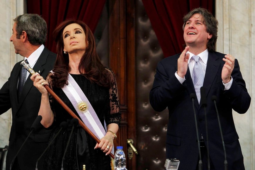 Argentina's President Cristina Fernandez de Kirchner holds the presidential staff as she and her new Vice-President Amado Boudou (R) acknowledge applauses in Congress after she was sworn in for her second mandate, in Buenos Aires December 10, 2011.  REUTERS/Marcos Brindicci (ARGENTINA - Tags: POLITICS) buenos aires cristina fernandez de kirchner amado boudou julio cobos asuncion segundo mandato presidencial presidenta presidenta asuncion presidencial jura segundo mandato con baston presidencial