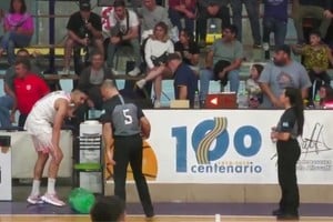 Momento del incidente donde le arrojan un vaso y el bidón a Aramayo. Foto: Captura de la transmisión de Zona Cero Producciones