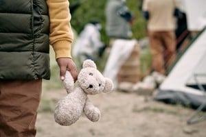 Un niño lleva en la mano un muñeco mutilado. No tiene piernas. Es el símbolo de lo que está pasando en Gaza. El último informe de Human Rights Watch (hrw.org/es, del 14/11/24) denuncia limpieza étnica. Humanium.org