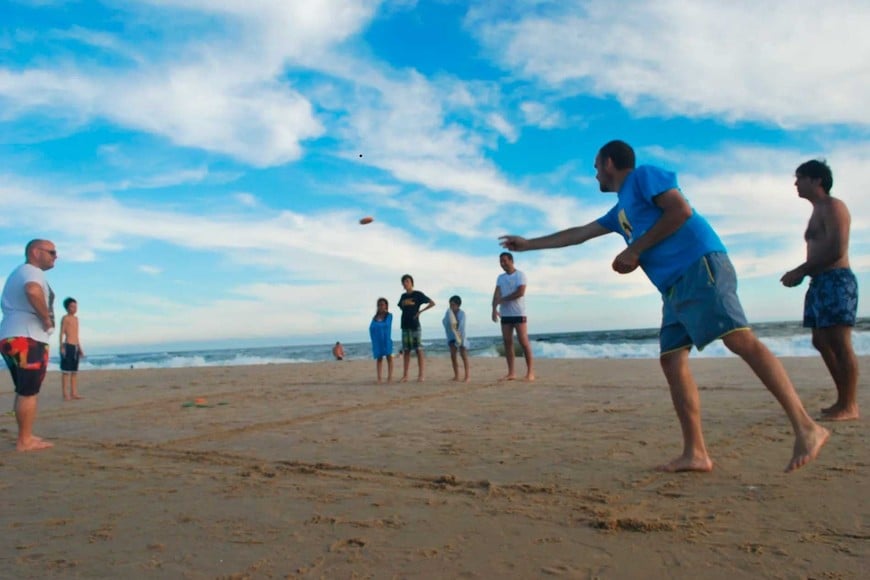 El tejo es una costumbre de las familias argentinas en las playas.