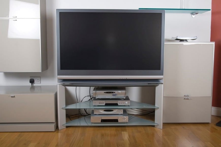 Eliminar el mueble para la TV es una de las tendencias más innovadoras en diseño de interiores.