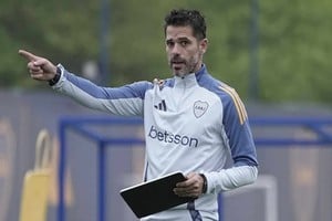 Armando el rompecabezas. Fernando Gago tiene varias bajas en su plantel entre lesionados y convocados a sus selecciones para las Eliminatorias, por eso contra Unión tendrá un equipo titular con muchas caras que no tiene muchas chances. Archivo