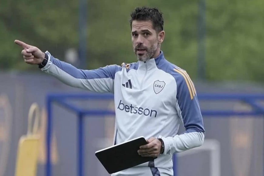 Armando el rompecabezas. Fernando Gago tiene varias bajas en su plantel entre lesionados y convocados a sus selecciones para las Eliminatorias, por eso contra Unión tendrá un equipo titular con muchas caras que no tiene muchas chances. Archivo