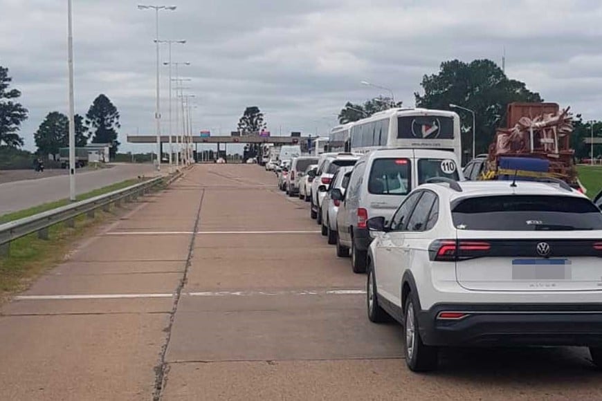 Larga fila de vehículos se formó en las entradas al túnel. Foto:  @mariogaloppo